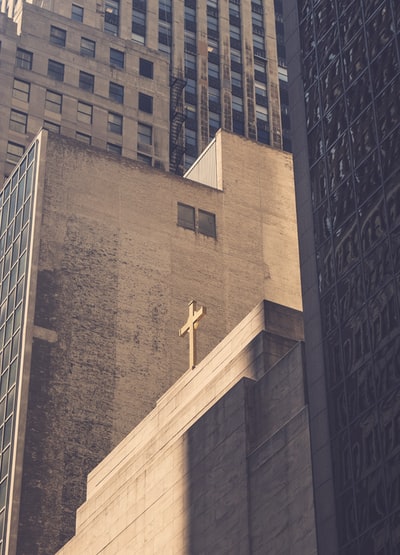带十字架的混凝土建筑的低角度摄影

